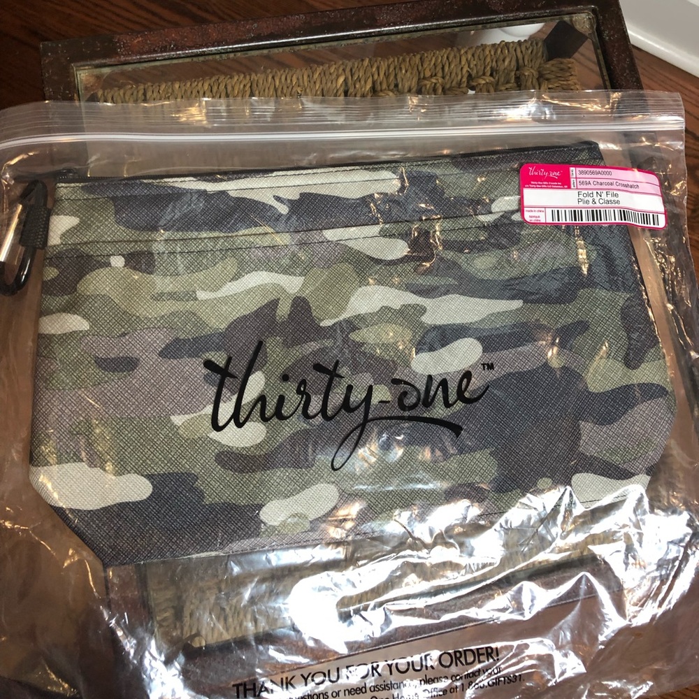 Brand New Thirty-one Zippered Camo case